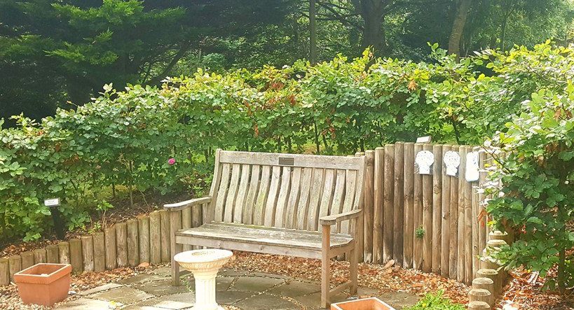 broadway lodge garden bench