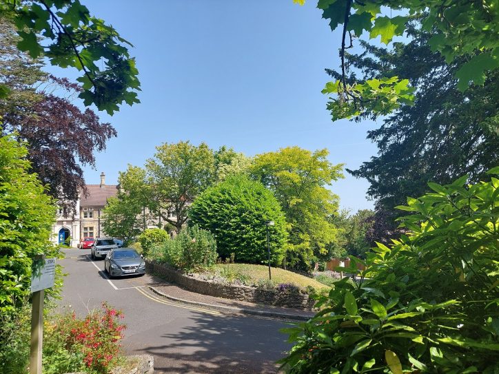 Broadway Lodge Sunny Driveway