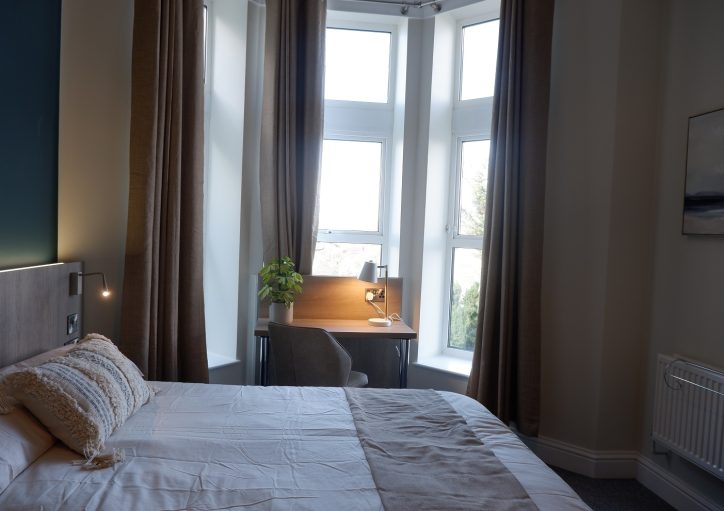 Bed and window at Broadway Lodge